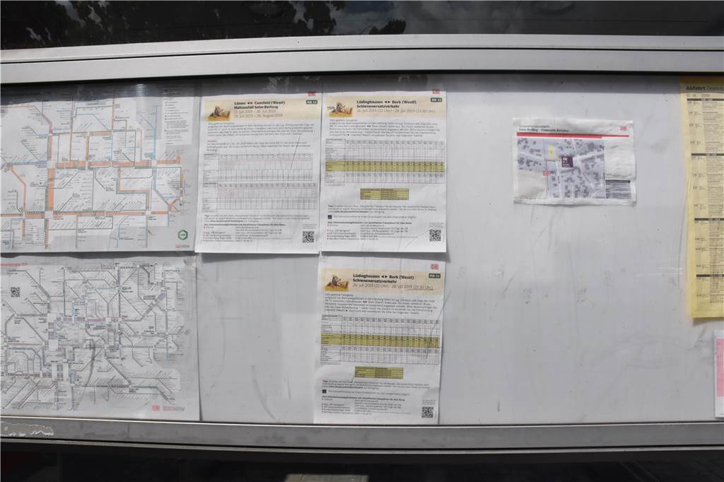 Bahn hält in den Ferien nicht in Selm-Beifang - und kommuniziert das erst fünf Tage vorher Auf der Rückseite eines Wartehäuschens - also etwas versteckt - weisen Infoblätter auf die Baustelle hin.