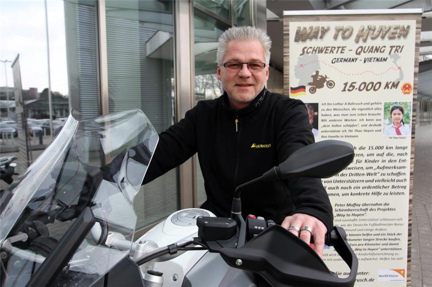 Lothar Baltrusch fährt nach Vietnam Bei seiner Aktion "Way to Huyen" will Lothar Baltrusch mit dem Motorrad 15.000 Kilometer von Schwerte bis Vietnam fahren und sein Patenkind besuchen. Rund 16.000 Euro hat er bisher an Spenden gesammelt.