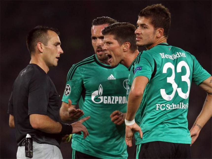 Schalker Ausrufezeichen: 1:1 beim FC Chelsea ... beschwerten sich die Schalker beim Schiedsrichter Ivan Bebek wegen eines nicht geahndeten Foulspiels. Foto: Ina Fassbender