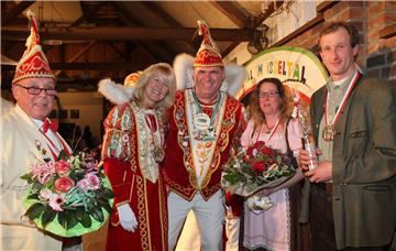  Blumen von Sitzungspräsident Willi Ciroth gab es für die Prinzenpaare Christ I. und Werner II. (RCV) sowie für das Königspaar (HKV) Marion Pennekamp und Frank Hüging.