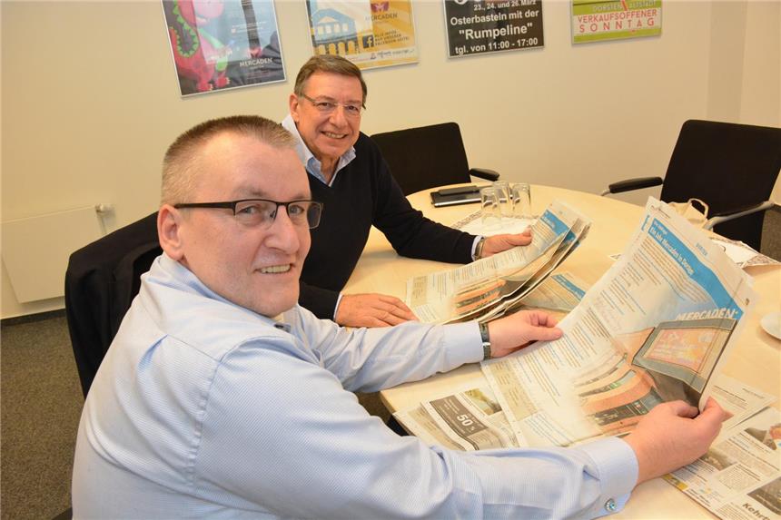 Das sind die Ergebnisse der Mercaden-Umfrage Centermanager Bernard Banning (vorne) und Mercaden-Investor Herbert Krämer durften einen ganz kleinen Einblick in die Umfrage der Dorstener Zeitung nehmen. Die Ergebnisse erfuhren aber auch sie vorab nicht.
