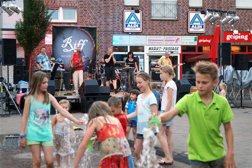 . Das Wetter passte, die Musik auch und die Menschen strömten in Scharen zum Olfener Marktplatz. Der samstägliche Auftakt der Summer Specials in Olfen ist gelungen. Und wir haben die Bilder dazu.
