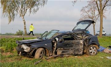  Der Wagen mit fünf Insassen war kurz vor 6 Uhr mit voller Wucht gegen einen Baum geprallt. Zwei Männer und eine Frau kamen ums Leben, zwei weitere Männer wurden schwer verletzt. Alle Unfallopfer sollen nach Polizeiangaben um die 20 Jahre alt gewesen sein.