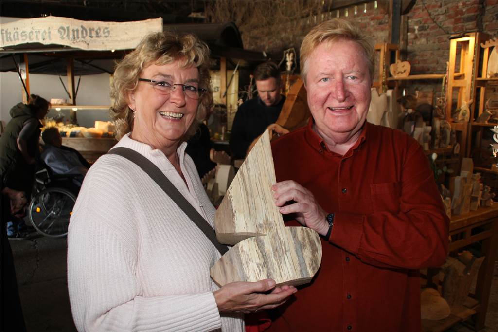 Herbstmarkt bei Giesebrecht: Tausende Besucher kamen nach Niederaden Zwei Besucher des Herbstmarktes zeigen einen Dekoartikel aus Holz, den sie auf dem Herbstmarkt gekauft haben.