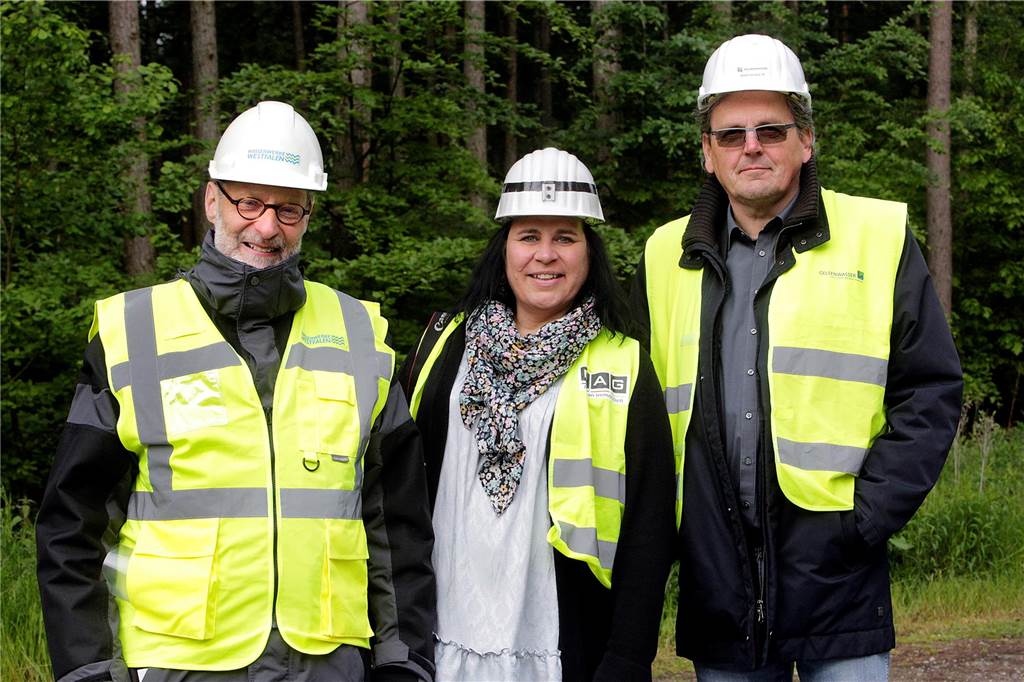 Windrad sackte innerhalb von Sekunden in sich zusammen Dr. Bernhard Klocke und Jessica Meier, Geschäftsführer der Windparkgesellschaft Haltern AV 9, und Projewktkoordinator Martin Nolte, (v.l.) waren sehr zufrieden mit dem Verlauf der Windradsprengung