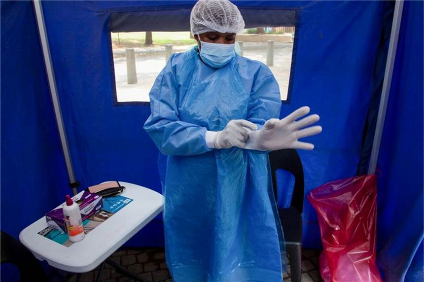 Studien deuten auf milden Omikron-Verlauf: Experten warnen vor vorschnellen Schlüssen Ein Mitarbeiter des Gesundheitswesens in Südafrika bereitet sich auf einen Corona-Test vor.