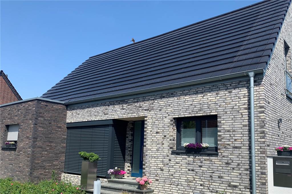 Tesla-Chef möchte Solardächer bei uns bauen – dieser Ort hat sie längst Ein Referenzprojekt von Nelskamp in Schermbeck: Ein Einfamilienhaus an der Schetterstraße. Dort muss man sehr genau hinschauen, um die leistungsstarken Solar-Zellen auf dem Dach überhaupt zu entdecken.