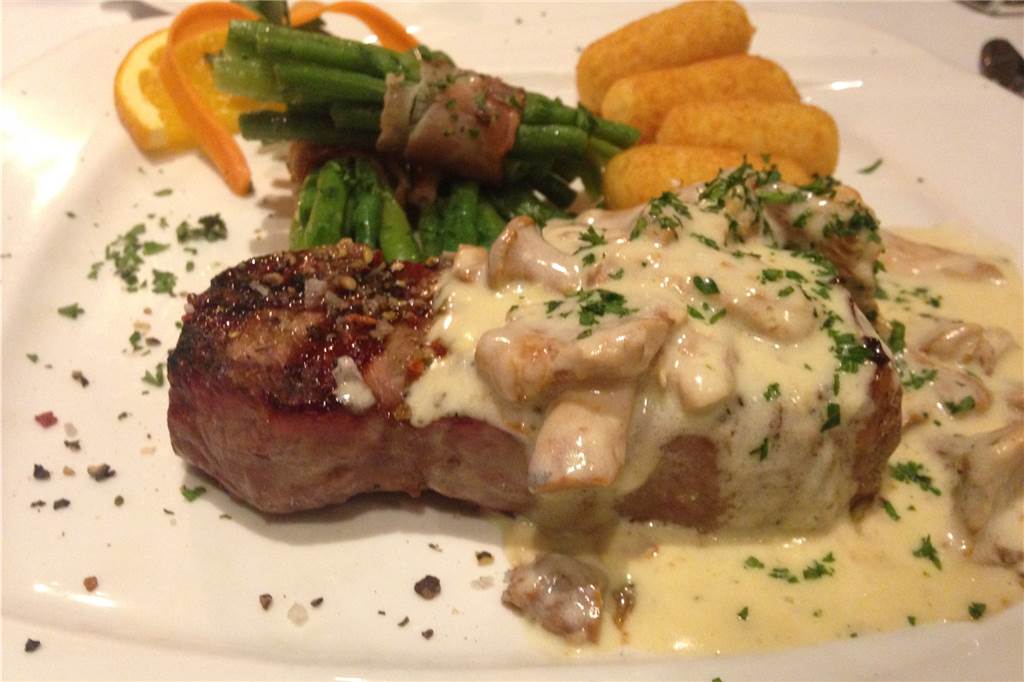 Das Steakhaus Ambiente besticht mit Flair : Frisch und deftig: Die Kombination aus Bohnen, Rumpsteak und Pfifferlingen besticht, und zwar nicht nur das Auge.