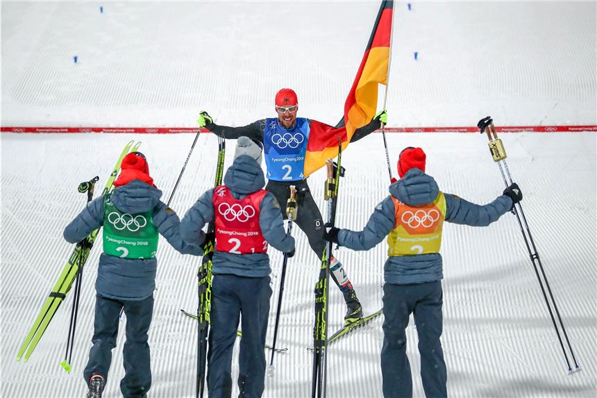 Gala im Teamwettbewerb bei Olympischen Winterspielen Gold-Moment: Schlußläufer Johannes Rydzek wird im Ziel von Fabian Rießle (v.l.), Vinzenz Geiger unf Eric Frenzel erwartet.