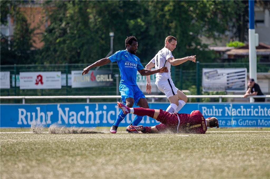 ... im Verbund wird der Super-Stürmer des Königsborner SV gestoppt.