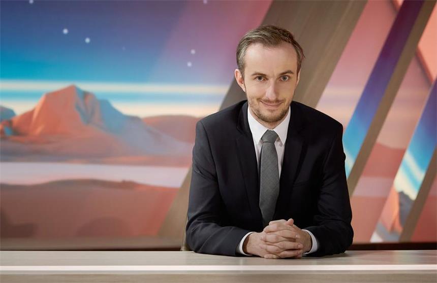 Böhmermann wird keine Unterlassungserklärung abgeben Jan Böhmermann sitzt in der Kulisse seiner Show "Neo Magazin Royale".