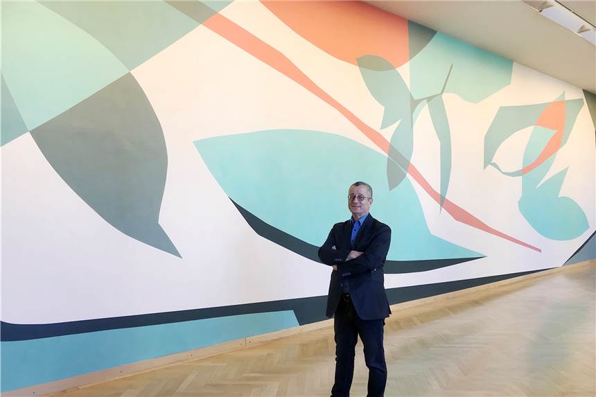 Zwei Künstlerinnen zeigen vergängliche Kunst Museumschef Tayfun Belgin vor der von Frauke Dannert bemalten Wand