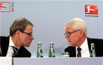  Peter Peters (l.), hier mit Dr. Reinhard Rauball hat die geplante Neustrukturierung des Bundesligaspielplans konkretisiert. 