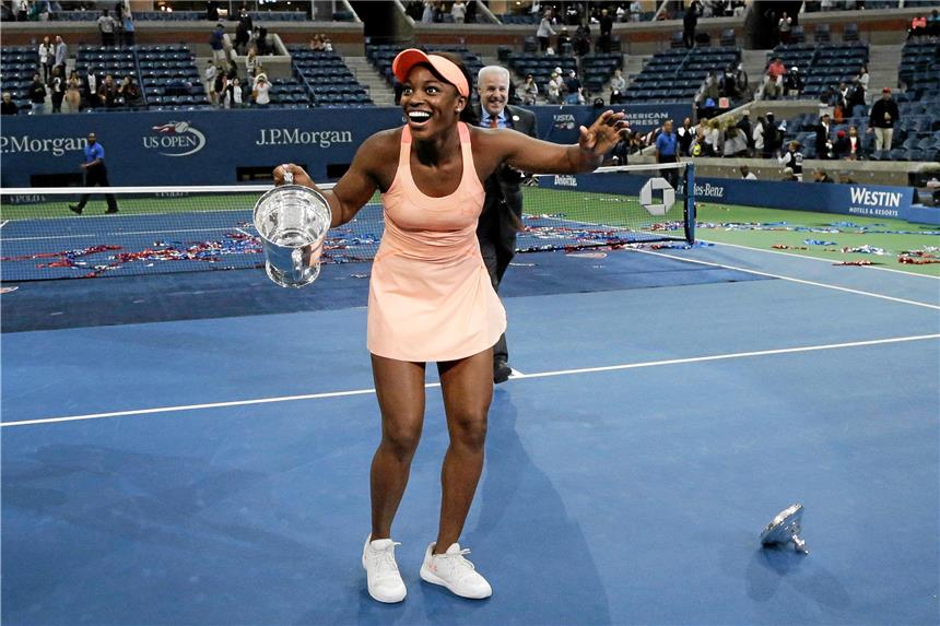 Stephens feiert Überraschungssieg in New York Sloane Stephens freut sich mit der Siegertrophäe.