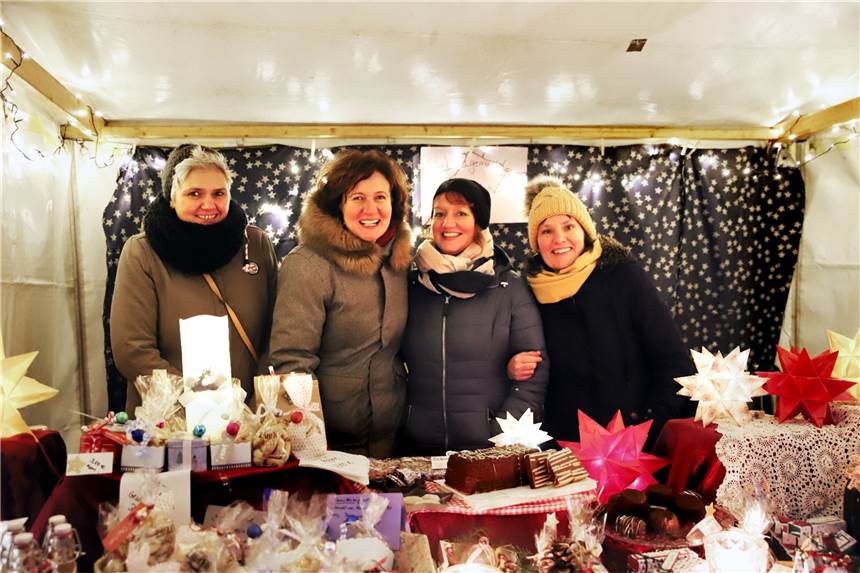 Im Kleingarten gab es Weihnachten wie in der Kindheit Standbesitzerinnen Katja Weise (v.l.), Anja Ollenbach, Claudia Attig-Gvabosch und Simone Haltermann verkauften Selbstgemachtes.
