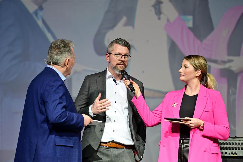  Thomas Terhorst (M.) begrüßt die Gäste