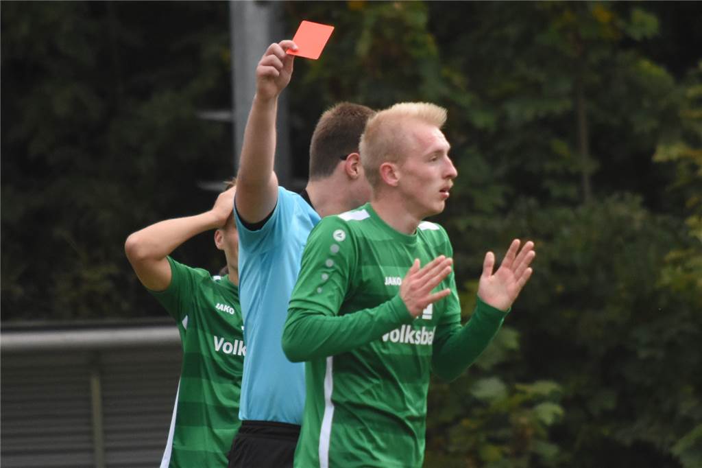 Felix Schröder ist der tragische Held des SuS Olfen am vierten Spieltag ... und dann die Rote Karte hinterher.