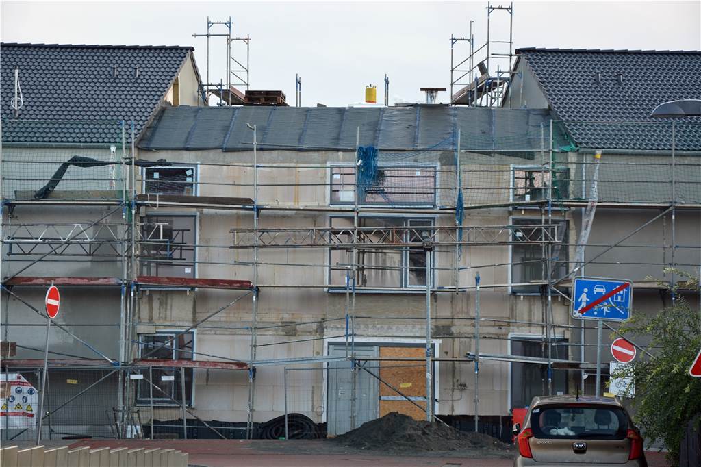 Nachbarn fühlen sich betrogen: Aus Einzelhäusern wurde eine 52-Meter-“Großstadtfassade“ ... und so sieht eine ähnliche Perspektive vier Monate später aus. Der blickdichte Lückenschluss zwischen den Häusern ist vollzogen.