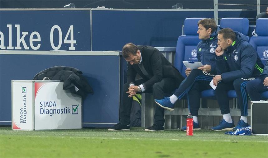 0:1 gegen Frankfurt - Schalke-Trainer Markus Weinzierl (l.) kann es nicht fassen.