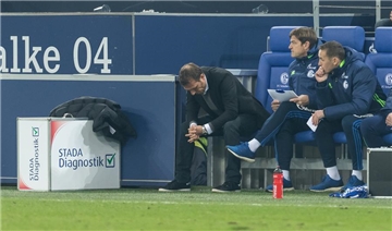 0:1 gegen Frankfurt - Schalke-Trainer Markus Weinzierl (l.) kann es nicht fassen.