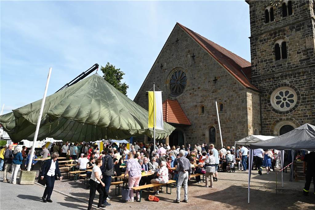 03.09.2023 Foto Bludau Dorsten - Die St. Matthäus Kirche feierte ein großes Fest zum 850 Jahre Jubiläum. Mit Messe und anschließend Veranstaltung vor der Kirche in Wulfen.