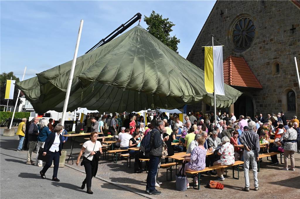 03.09.2023 Foto Bludau Dorsten - Die St. Matthäus Kirche feierte ein großes Fest zum 850 Jahre Jubiläum. Mit Messe und anschließend Veranstaltung vor der Kirche in Wulfen.