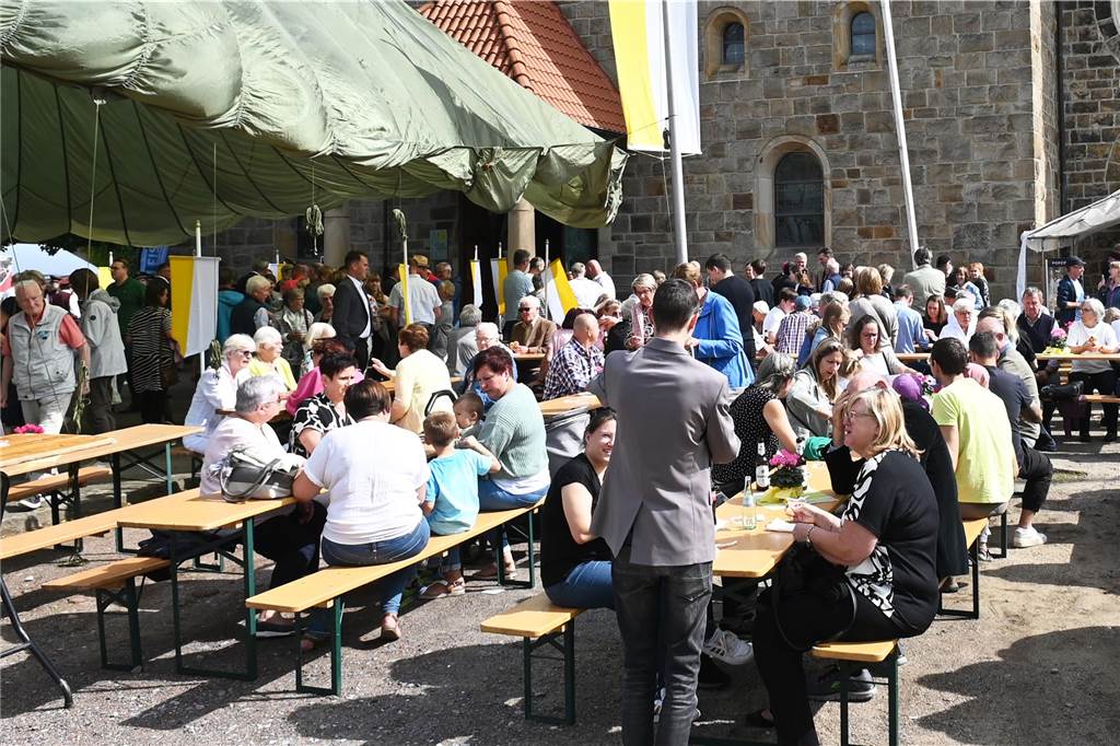 03.09.2023 Foto Bludau Dorsten - Die St. Matthäus Kirche feierte ein großes Fest zum 850 Jahre Jubiläum. Mit Messe und anschließend Veranstaltung vor der Kirche in Wulfen.