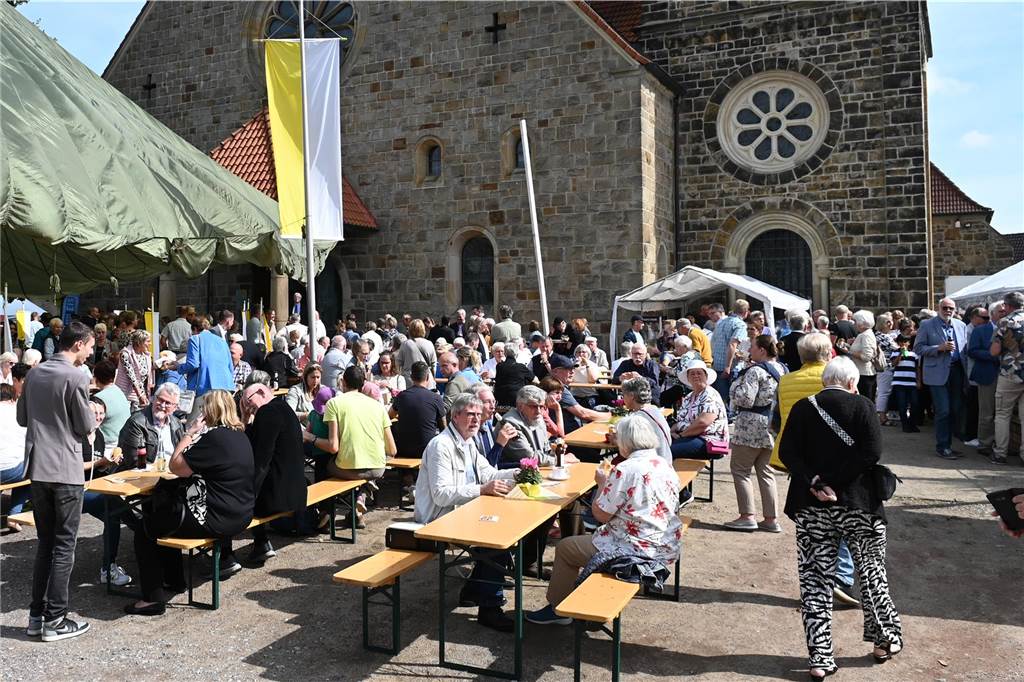03.09.2023 Foto Bludau Dorsten - Die St. Matthäus Kirche feierte ein großes Fest zum 850 Jahre Jubiläum. Mit Messe und anschließend Veranstaltung vor der Kirche in Wulfen.