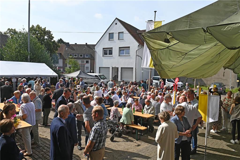 03.09.2023 Foto Bludau Dorsten - Die St. Matthäus Kirche feierte ein großes Fest zum 850 Jahre Jubiläum. Mit Messe und anschließend Veranstaltung vor der Kirche in Wulfen.
