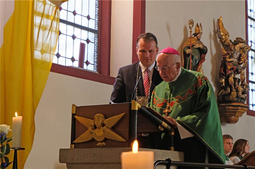 03.09.2023 Foto Bludau - Dorsten: mit Eintragung ins Goldene Buch der Stadt Dorsten - Die St. Matthäus Kirche feierte ein großes Fest zum 850 Jahre Jubiläum. Mit Messe und anschließend Veranstaltung vor der Kirche in Wulfen.