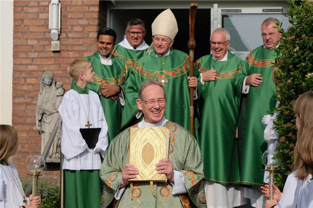 03.09.2023 Foto Bludau - Dorsten: mit Eintragung ins Goldene Buch der Stadt Dorsten - Die St. Matthäus Kirche feierte ein großes Fest zum 850 Jahre Jubiläum. Mit Messe und anschließend Veranstaltung vor der Kirche in Wulfen.
