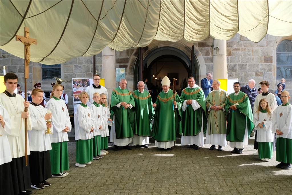 03.09.2023 Foto Bludau - Dorsten: mit Eintragung ins Goldene Buch der Stadt Dorsten - Die St. Matthäus Kirche feierte ein großes Fest zum 850 Jahre Jubiläum. Mit Messe und anschließend Veranstaltung vor der Kirche in Wulfen.