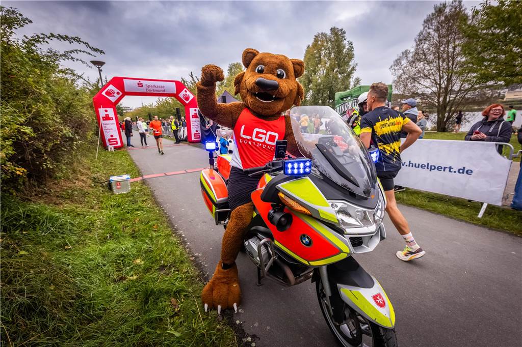 03.10.2024 Dortmund Hoerde - Sparkassen Phoenix Halbmarathon - Start am Phoenixsee - Upletics - laufen - Sport - Run - Freizeit - Copy Stephan Schuetze