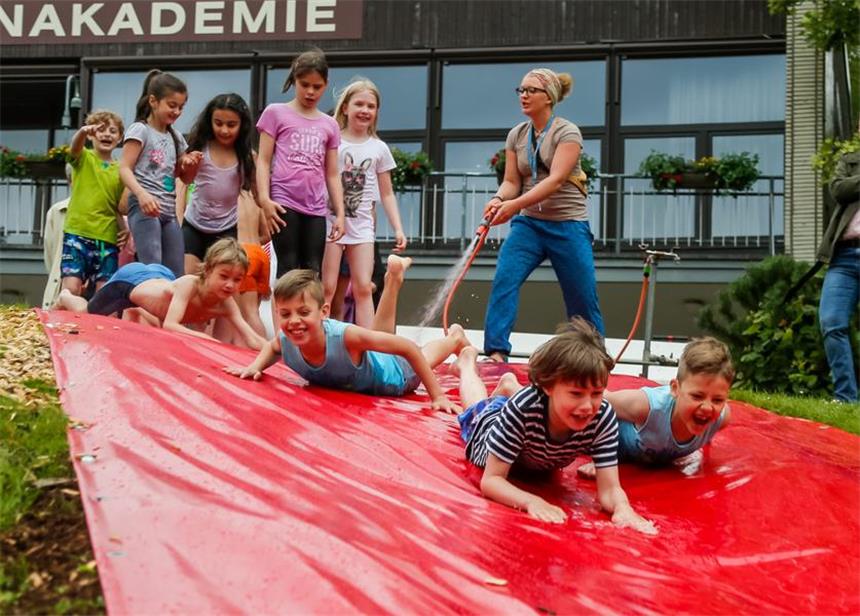 So werden die Sommerferien in Dortmund super 05.07.2016 Dortmund City - Neue Wasserrutsche für den Spielbogen im Westfalenpark, An der Buschmühle 3 - Die Regenbogen-Wasserrutsche im Westfalenpark ist die Attraktion in den Sommerferien. Sobald es das Wetter erlaubt, bietet der Spielbogen e.V. in Kooperation mit dem Regenbogenhaus im Westfalenpark den Kindern den nassen Rutschspaß auf der Wiese der Altenakademie. Auf einer 80 Meter langen LKW-Plane geht es mit Hilfe von Wasser den Hügel hinab.
Dank einer Spende der Sparkasse Dortmund kann dieser Spaß noch viele Jahre weiter gehen: Eine knallrote neue Plane konnte angeschafft werden und wird am 5. Juli von den Kindern der Libori-Grundschule eingeweiht.
Die Bezirksvertretung Dortmund und das Jugendamt Dortmund freuen sich, alle Kinder mit einer Juniorcard an diesem Tag zum großen Rutschspaß mit Spielen an der Regenbogen-Wasserrutsche einzuladen.
Wir möchten auch Ihnen die neue Wasserrutsche gerne vorstellen und laden herzlich ein zum
Fototermin am Dienstag, 5. Juli, 11.30 Uhr
am Regenbogenhaus im Westfalenpark, An der Buschmühle 3 (Bitte nutzen Sie den Diensteingang in der Oberschlesierstr. gegenüber dem Haus Nr. 33).
Wir freuen uns auf Sie!
Kontakt: Katrin Pinetzki
Copyright Stephan Schuetze