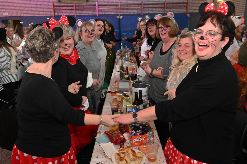 08.02.2024 - Dorsten - Foto Bludau: KFD-Lembeck feierte ausgiebig Frauenkarneval – Über 280 Weiber ließen es in der Lembecker Kulturhalle krachen