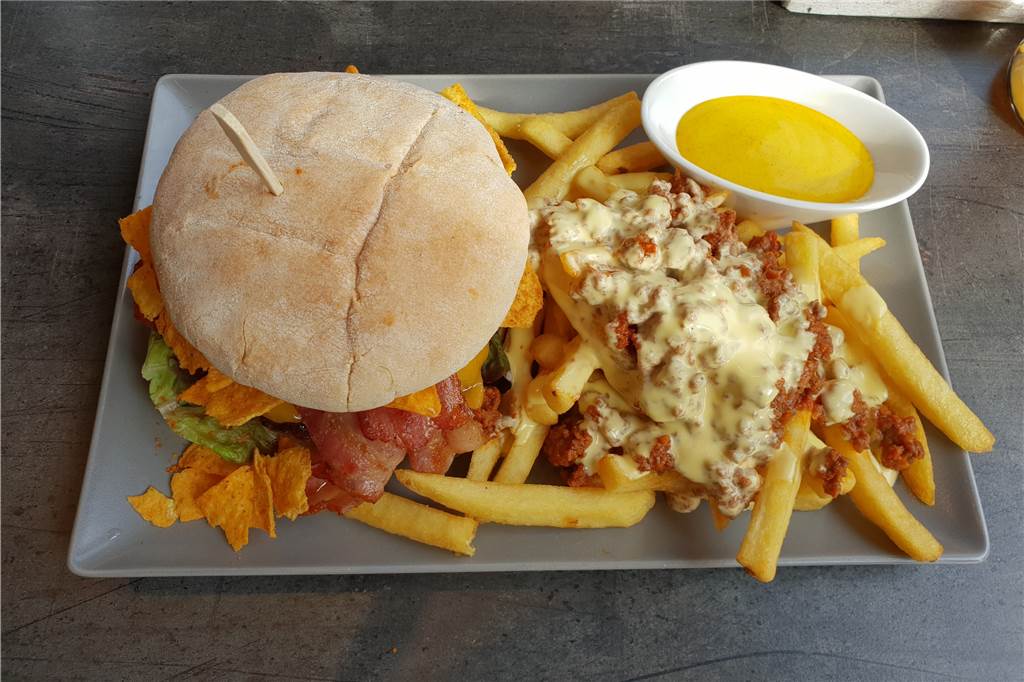 Im Acht 34 werden „08/15“-Burger zum Erlebnis und Pommes mit Bolognese garniert 08/15 und „Hollo Bollo“-Pommes gab es zur Hauptspeise im Acht34.