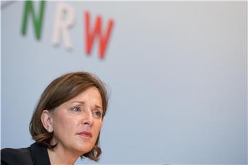 0Yvonne Gebauer (FDP) äußert sich während einer Pressekonferenz. Foto: Rolf Vennenbernd/Archiv