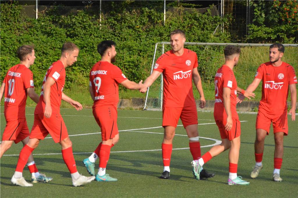 Spieler des SV Schermbeck feiern einen Torerfolg