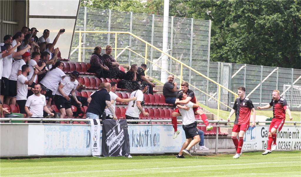 Fast alle Entscheidungen gefallen: Die Auf- und Absteiger im Kreis RE und wer noch im Einsatz ist 1:0 für den VfB Hüls: Torschütze Brian-Sydney Fromm wird bei seinem Jubellauf von den Kollegen vom FC Marl III, die am Ende dank des 2:0-Sieges ebenfalls aufsteigen, begeistert in Empfang genommen.