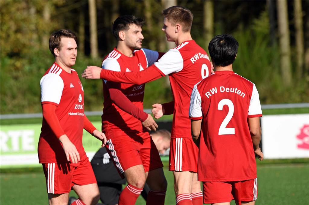 Spieler des SV RW Deuten II feiern einen Torerfolg.