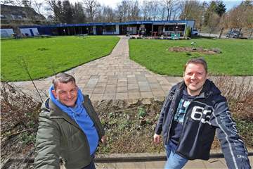10 Jahre Förderverein Freibad Dellwig: Das macht Dirk Mühlpfordt mit Freibad-Chef Dirk Weise (rechts) stolz.