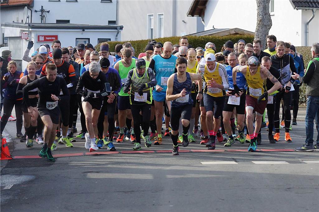 10 km-Lauf: Start des Hauptfeldes mit dem späteren Sieger Dirk Große (MC Menden - Nr. 3164 u. Käppi in Gelb), der damit einen Doppelerfolg feierte