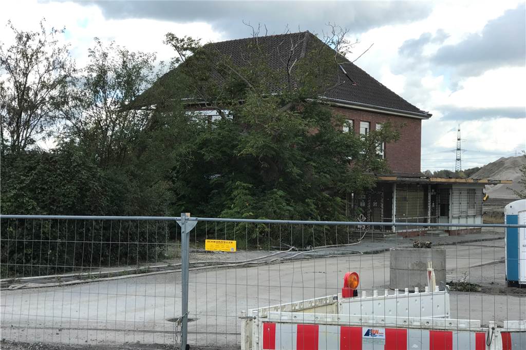 Nächster Schritt der Transformation: Abriss-Trupp verlässt Knepper-Gelände 10. Oktober: Das Verwaltungsgebäude auf dem Gelände des ehemaligen Steinkohlekraftwerks Knepper wird zur Zeit abgerissen. Es ist eines der letzten Gebäude, das hier noch steht.
