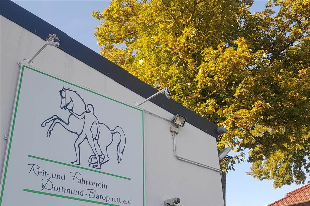 Passion für den Reitsport: Reitverein Barop feiert 100. Jubiläum Schild des Reitvereins mit der Aufschrift: "Reit- und Fahrverein Dortmund-Barop". Auch der Hof Hülsmann-Trapphoff gehört dazu.