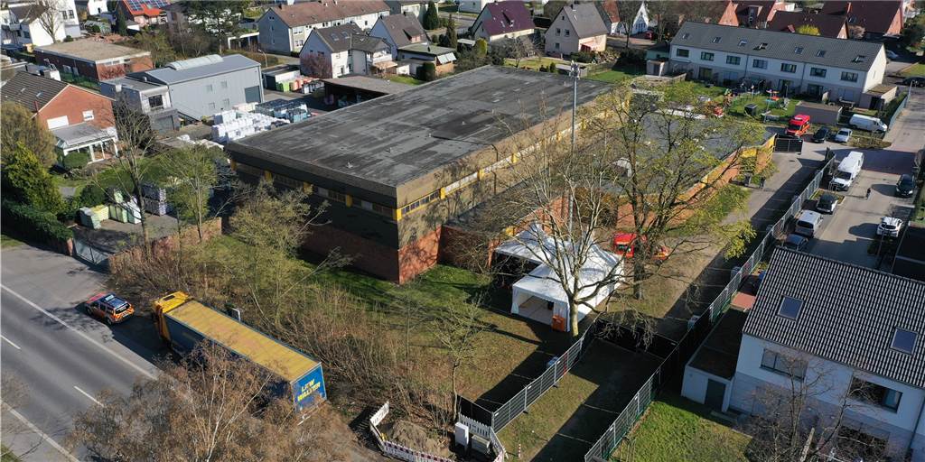 Noch gibt es in Dorsten viel Platz und Hilfsbereitschaft für Flüchtlinge Die Sporthalle der Josefschule von oben