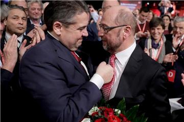 100 Prozent für Martin Schulz bei seiner Wahl zum SPD-Chef im März 2017: Sein Vorgänger Sigmar Gabriel gratuliert. Foto: Kay Nietfeld