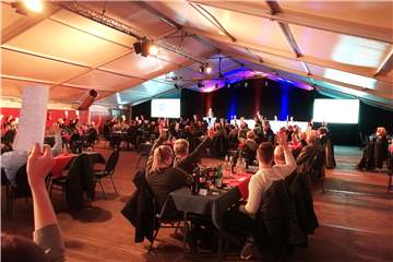 100 Prozent Zustimmung gab es am Dienstagabend bei der Generalversammlung der Volksbank Raesfeld im Festzelt für den Vorschlag der Verschmelzung zu einer Volksbank Raesfeld und Erle.