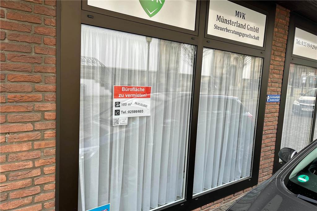 Familie Stratmann sagt: „Unser Gardinen-Geschäft bleibt am Platz“ 100 Quadratmeter stehen nach dem Auszug des Steuerbüros MVK zur Verfügung. Die Fläche könnte auch in drei einzelne Objekte mit jeweils eigenem Eingang aufgeteilt werden.