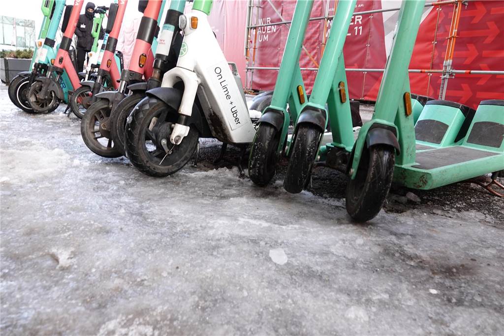 Glatte Straßen sorgten für Unfälle und Einschränkungen auf den Straßen
