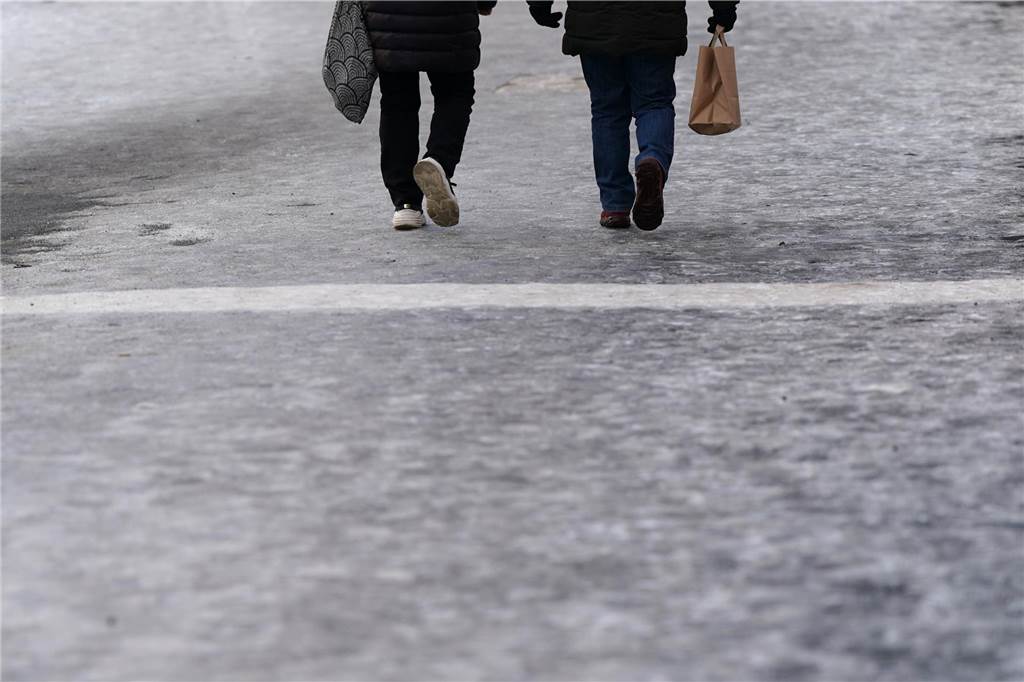 Glatte Straßen sorgten für Unfälle und Einschränkungen auf den Straßen